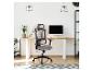 Grijze mesh bureaustoel in een modern thuiskantoor met een houten bureau.