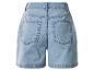 Short en jean bleu clair avec poches arrière, vue de dos.
