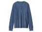 Een blauwe longsleeve met knopen, op een witte achtergrond.