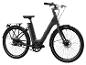 Een zwarte elektrische fiets met een riemaandrijving en Schwalbe banden.