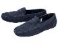 Een paar marineblauwe suède loafers voor heren.