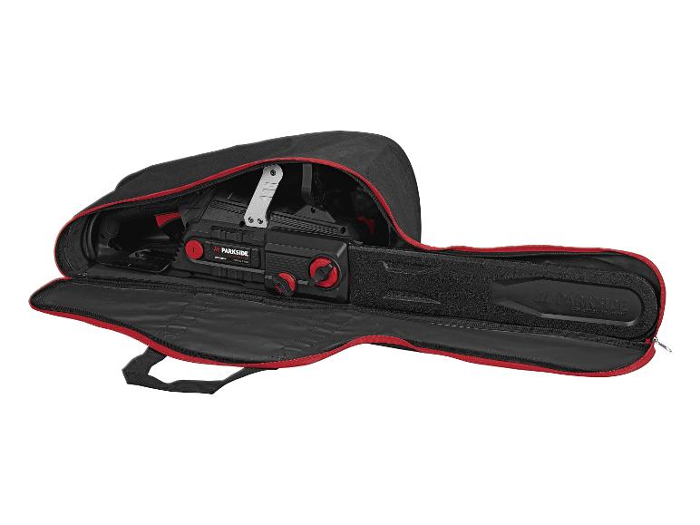 Een zwarte Parkside kettingzaag in een rode tas.