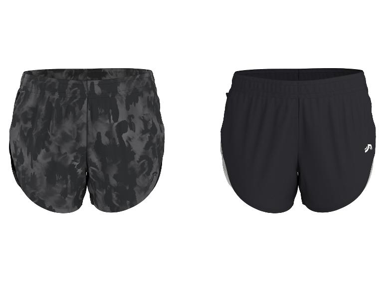 Deux shorts de sport pour femmes, un à motif camouflage gris et un noir avec un logo blanc.