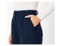 Donkerblauwe broek met plooien, gedragen door een vrouw.