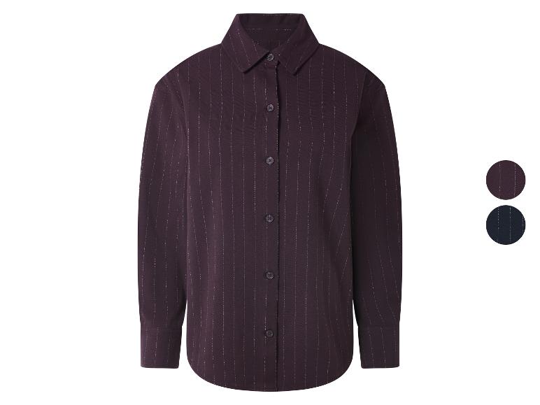 Paarse damesblouse met krijtstreep en knopen, met kleurstalen ernaast.