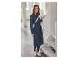 Femme en robe en jean, sac banane bleu clair et baskets blanches près d'un escalier.