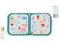 Tableau blanc pliable avec dessins d'enfants colorés et feutres.