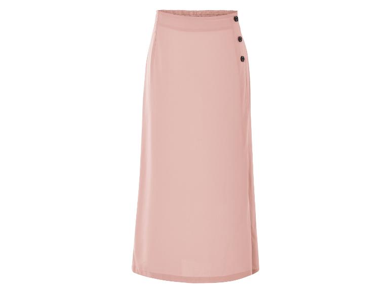 Longue jupe rose pâle à boutons.