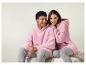 Een stel in roze hoodie-dekens.