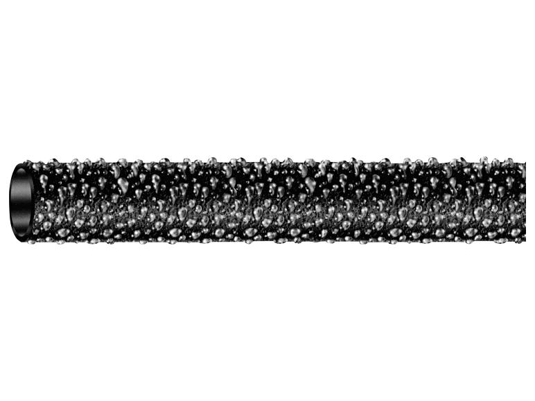 Tuyau noir avec des gouttelettes d'eau sur la surface