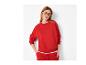 Vrouw in rode sweatshirt en bijpassende joggingbroek met zonnebril