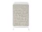 Purificateur d'air blanc avec un panneau avant en tissu beige clair, posé sur de petits pieds.