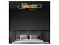 Moderne slaapkamer met grijs bed en zwart plafond met geometrisch houten armatuur.