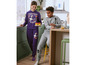 Twee tieners in Disney-kleding: een meisje in een paarse hoodie met Evil Queen-print en een jongen in een grijze hoodie met Mandalorian-print.
