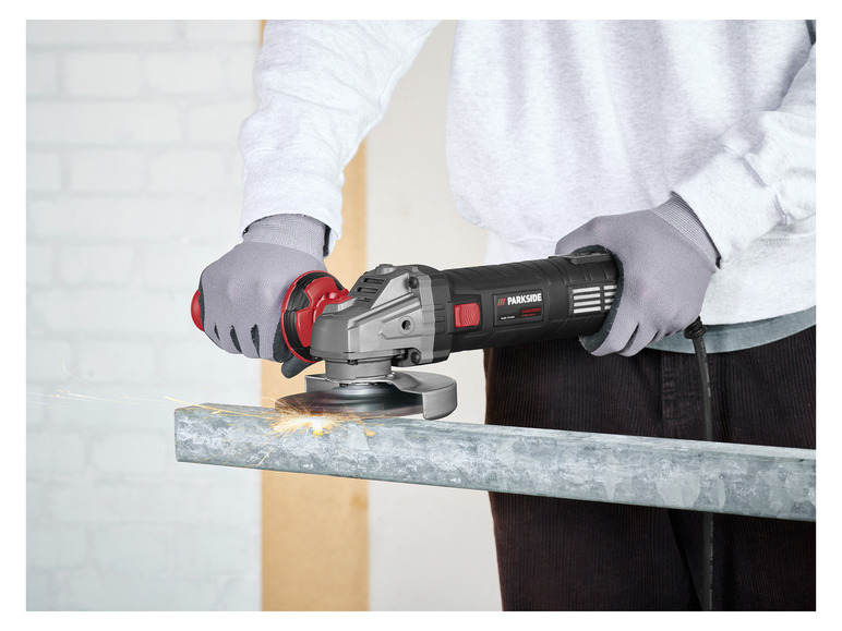 Een persoon gebruikt een Parkside hoekfrees om metaal te slijpen.