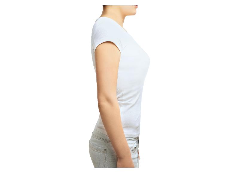 Femme en t-shirt blanc et jean clair, vue de côté