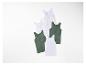Vijf witte en groene mouwloze shirts op een witte achtergrond
