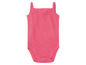 Een roze baby romper met spaghettibandjes.