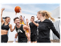 Een gezin draagt Craft sportkleding en speelt basketbal.