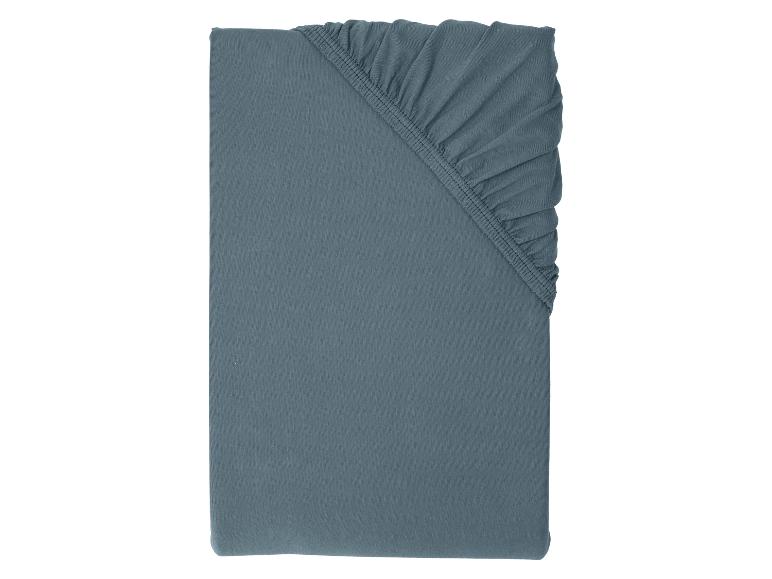 Drap-housse bleu foncé avec coin élastiqué.