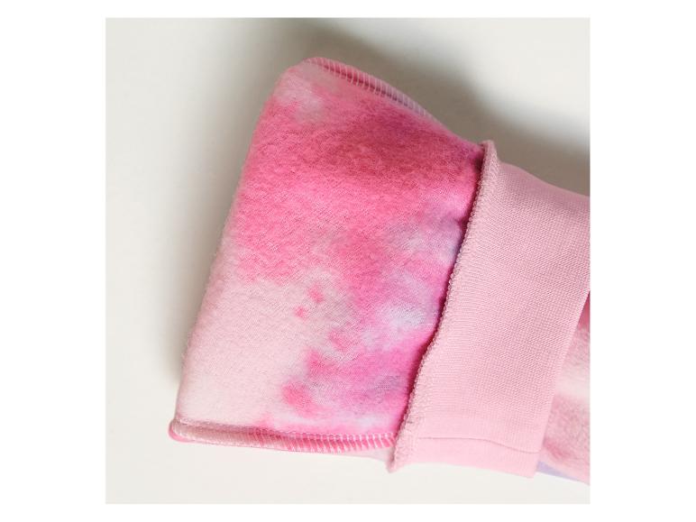 Een roze trui met tie-dye print.