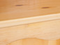 Een houten plank met een afgeronde rand.