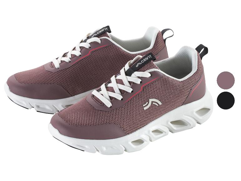 Een paar bruine sneakers met witte veters en een witte zool.