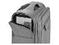 Une valise grise avec un code QR visible dans la poche.