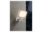 Un lampadaire extérieur blanc avec détecteur de mouvement, fixé à un mur.