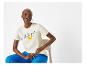 T-shirt crème « La dolce vita » et pantalon bleu.