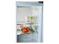 Intérieur de réfrigérateur avec des bacs transparents remplis de légumes et de fruits.
