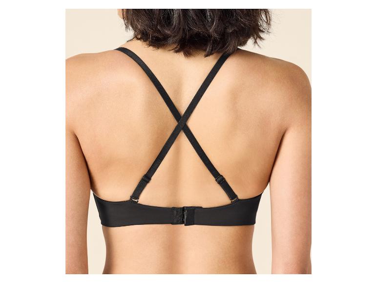 Femme de dos en soutien-gorge noir à bretelles croisées.