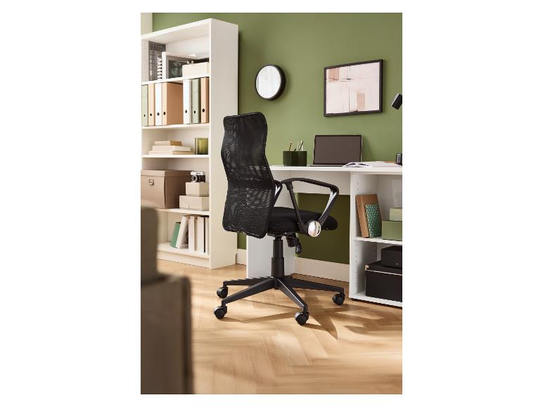 Zwarte LIVARNO home bureaustoel voor een modern bureau.