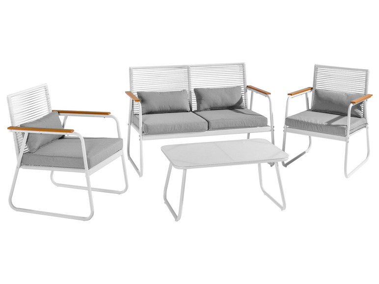Witte loungeset met twee stoelen, een loveseat en een salontafel.