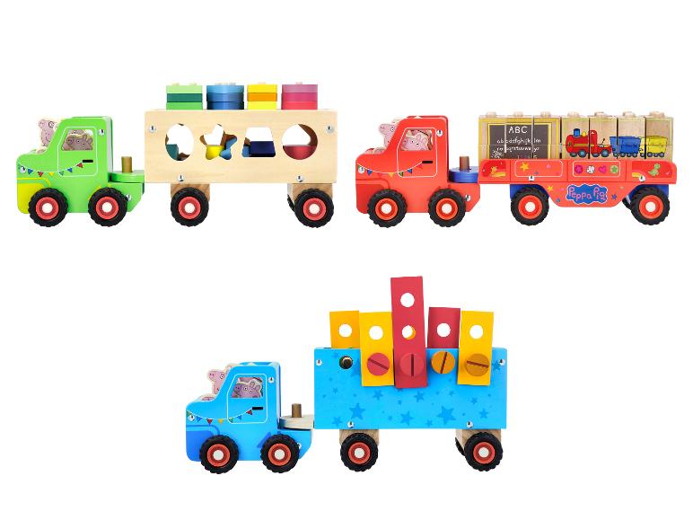 Drie houten speelgoedvrachtwagens, waaronder een Peppa Pig-thema, met vormsorteer- en stapelfuncties.