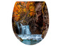 Un abattant de toilette avec une image d'une cascade dans une forêt d'automne.