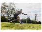 Un homme joue au badminton en plein air.