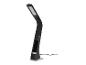 Een zwarte bureaulamp met een flexibele arm en een digitale klok.