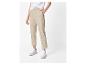 Vrouw in beige broek en witte sneakers.