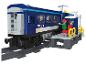 Blauwe speelgoedtrein met wagons, rails en figuren, op een witte achtergrond.