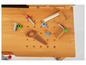 Een houten speelgoedwerkbank met schroeven, moeren en een schroevendraaier.