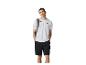 Man in wit T-shirt, zwarte korte broek en grijze rugzak.