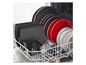 Un lave-vaisselle avec des plaques de grill noires et des assiettes rouges et grises.
