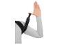 Personne portant un correcteur de posture noir sur un haut de sport gris