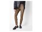 Damesoutfit met een zwart leren jack en bruine legging.