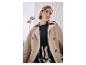 Modèle en trench beige et jupe zébrée
