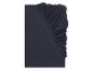 Donkerblauw hoeslaken, opgevouwen met zichtbare elastische details.