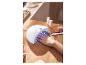 Femme séchant ses ongles dans une lampe UV pour manucure, avec vernis et limes.