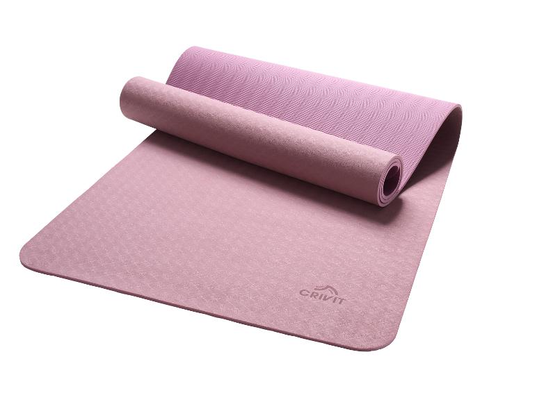 Roze Crivit yogamat, gedeeltelijk opgerold, op een witte achtergrond