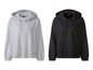 Twee grijze en zwarte hoodies met capuchon.